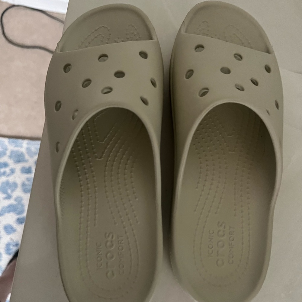 Crocs Iconic Comfort Slides in Beige new without tags